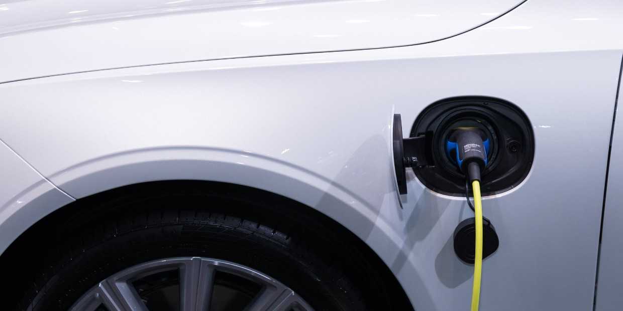 What Is The Difference Between A Plug-in Hybrid & An Electric Car